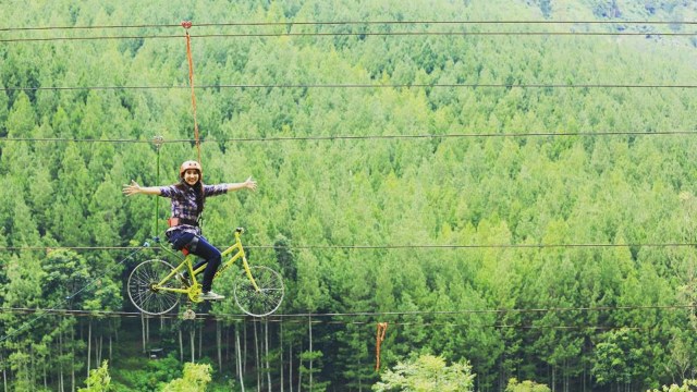 Zip bike di The Lodge Maribaya (Foto: Instagram @thelodgemaribaya)