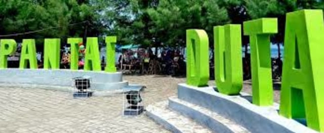 Pantai Duta Paiton Berhiaskan Deratan Pohon Cemara