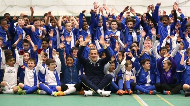 Harry Kane bersama anak-anak Ridgeway Rovers. (Foto: Dok. Tottenham Hotspur)