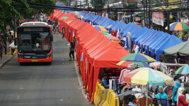 Pengunjung memadati Pasar PKL Tanah Abang, Jakarta Pusat. Foto: Jamal Ramadhan/kumparan