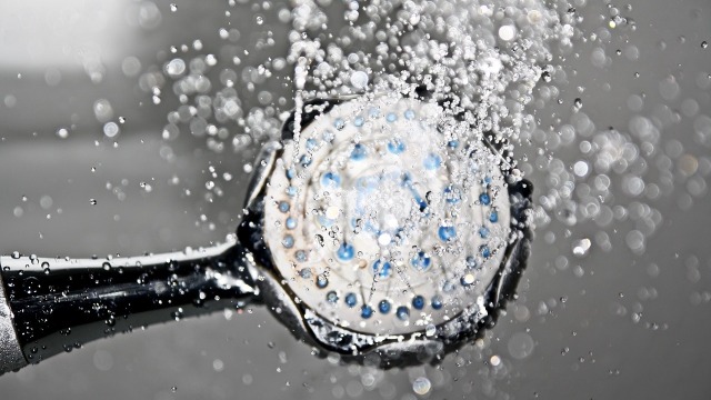 Mandi dengan air panas (Foto: Pixabay)