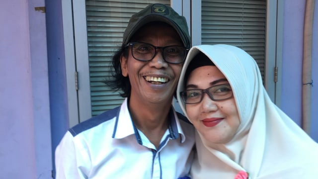 Mandra dan istri. (Foto: Munady Widjaja)