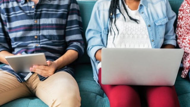 Anak yang sibuk bermain gadget (Foto: Thinstock)