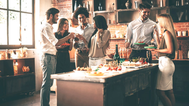 Makan sambil berdiri. (Foto: Thinkstock)