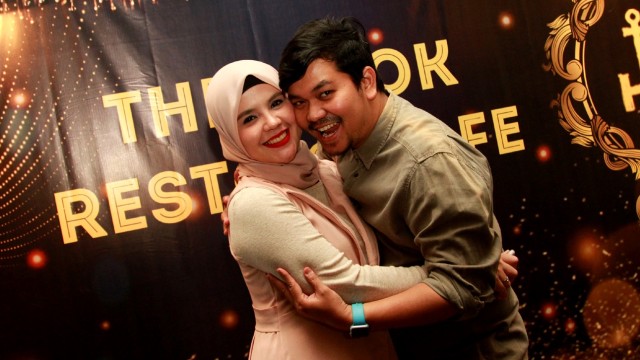 Indra Bekti dan isterinya Aldilla Jelita. Foto: Munady Widjaja
