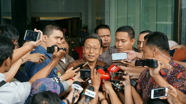 Mantan Wapres, Boediono usai di periksa KPK (Foto: Helmi Afandi/kumparan)
