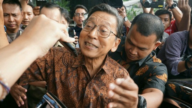 Mantan Wapres, Boediono usai di periksa KPK (Foto: Helmi Afandi/kumparan)