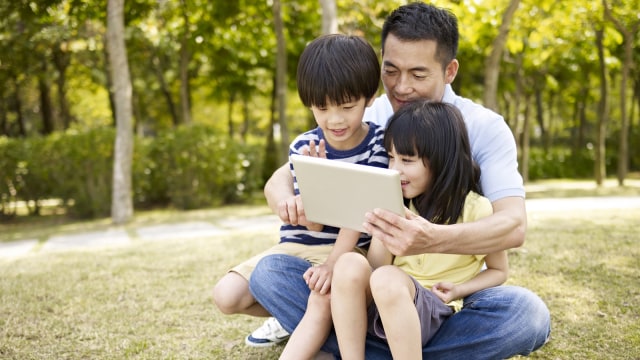 Mendidik anak gunakan media sosial dengan bijak (Foto: Thinkstock)