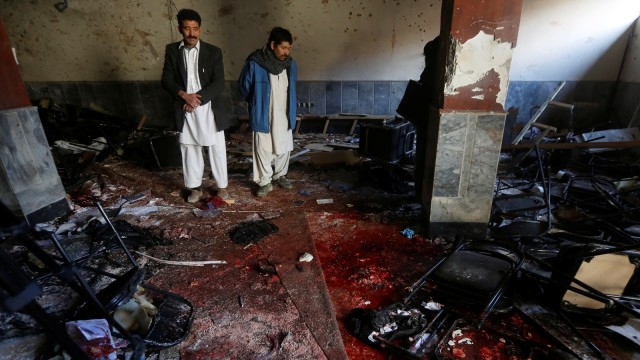 Ledakan bom di Afghanistan. (Foto: Reuters/Omar Sobhani)