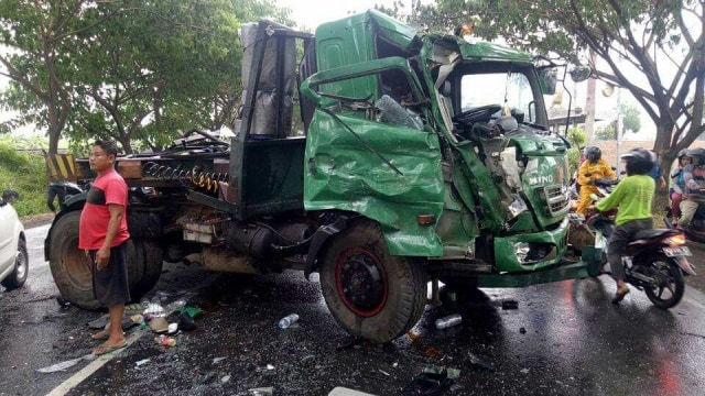 Ugal-Ugalan, Truk Fuso Tabrak Truk Box