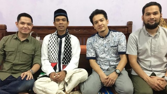 Ustad Abdul Somad bersama selebriti (Foto: instagram / dimasseto_1)