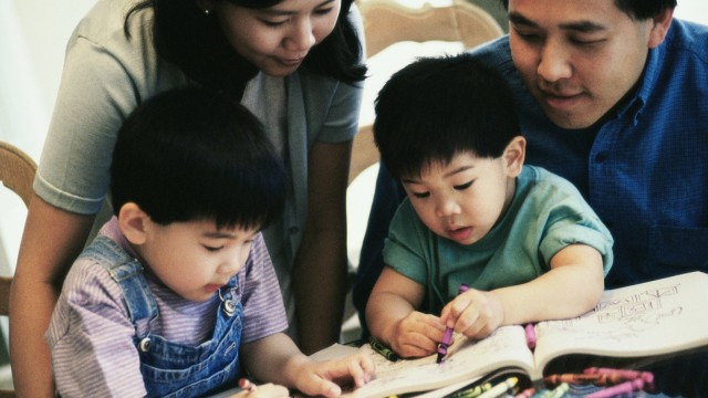 Orang tua membantu anak memanfaatkan mainannya. (Foto: Thinkstock)