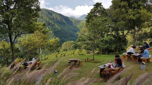 Tempat makan bernuansa alam di Bandung. (Foto: Instagram @dpakarbandung)