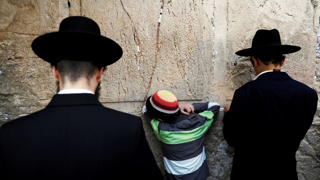 Umat Yahudi berdoa meminta hujan (Foto: REUTERS/Ronen Zvulun)
