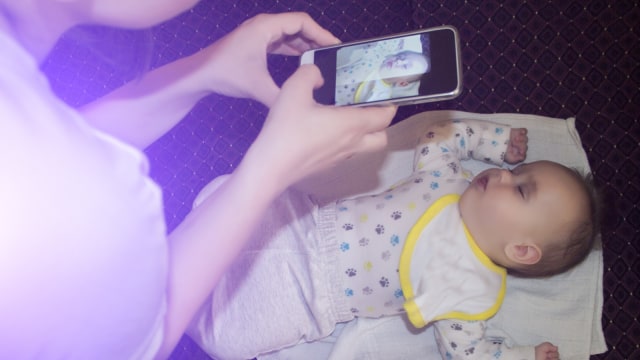 Mengambil foto anak (Foto: Thinkstock)