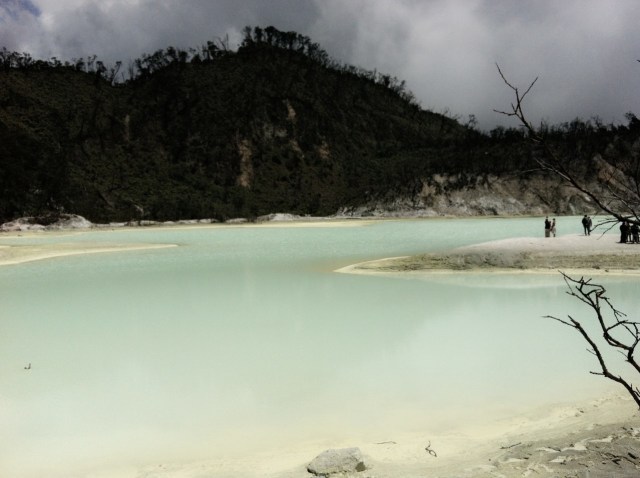Pesona Kawah Putih Ciwidey Sebagai Kejutan Manis Untuk Sang Sahabat