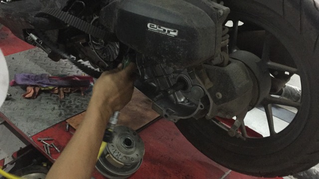 Pemeriksaan mesin secara rutin (Foto: Aditya Pratama Niagara)