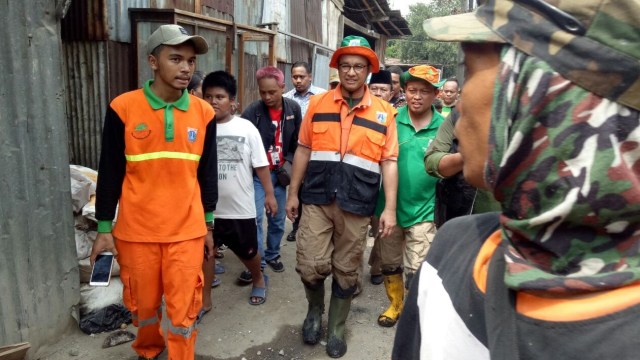 Anies usai membersihkan sungai Tegal Amba (Foto: Johanes H/kumparan)