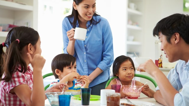 Orang tua mengajarkan anak gaya hidup sehat (Foto: Thinkstock)