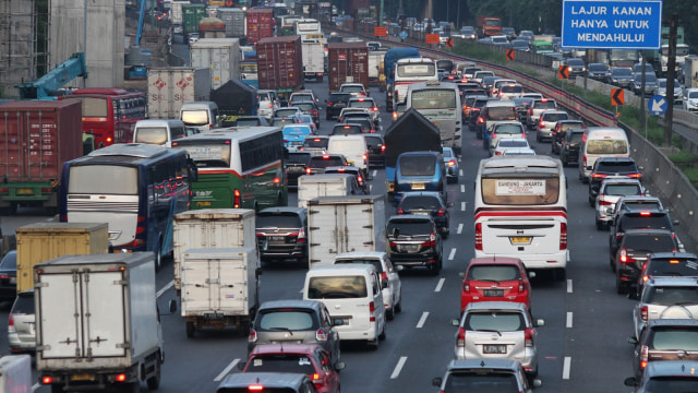 Macet di Tol Cikampek. Foto: Antara/Risky Andrianto