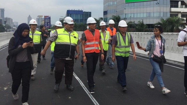 Sandi meninjau flyover Pancoran (Foto: Muh Fajri/kumparan)