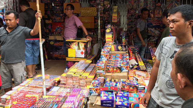 Pedagang air mancur dan kembang api. (Foto: Ricad Saka/kumparan)