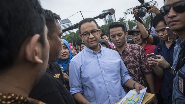 Anies tinjau persiapan tahun baru di Monas. (Foto: Antara/Aprillio Akbar)