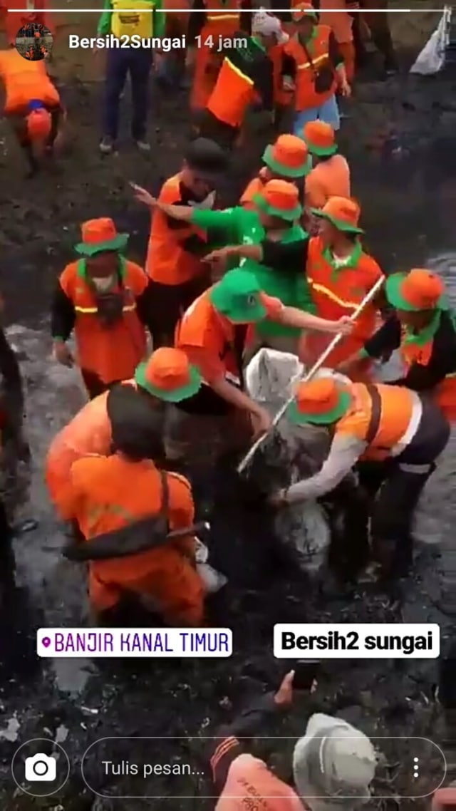 Anies dan pasukan oranye membersihkan BKT. (Foto: Screen Captur Instagram/@Bersih2Sungai)