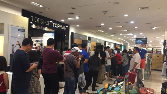 Antrean di kasir Debenhams Senayan City  (Foto: Ema Fitriyani/kumparan)