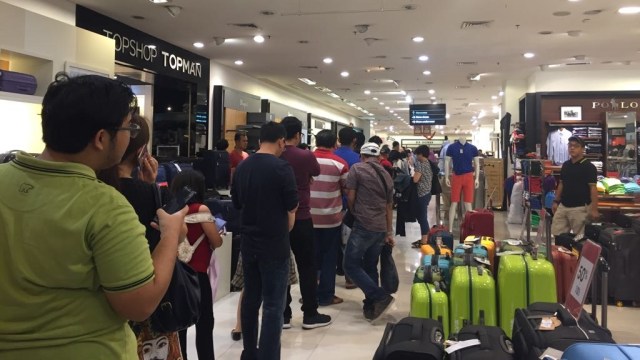 Antrean di kasir Debenhams Senayan City (Foto: Ema Fitriyani/kumparan)