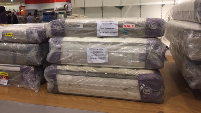 Spring bed di Debenhams potongan hingga Rp 40 juta (Foto: Ema Firtiyani/kumparan)
