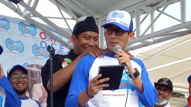 Sandiaga Uno dipijat saat launching OK OCE Smart Foto: Nabilla Fatiara/kumparan