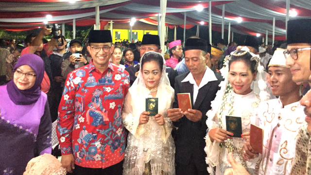 Anies Baswedan bersama peserta nikah massal (Foto: Mirsan SImamora/kumparan)