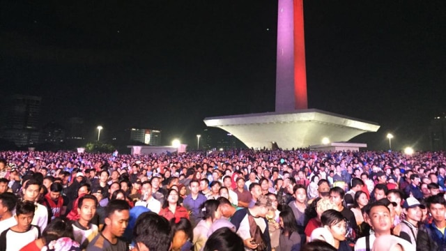 Kerumunan warga di Monas. (Foto: Rafyq Panjaitan/kumparan)