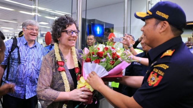 Wisatawan pertama 2018 di bandara Soetta. (Foto: Muhammad Iqbal/kumparan)