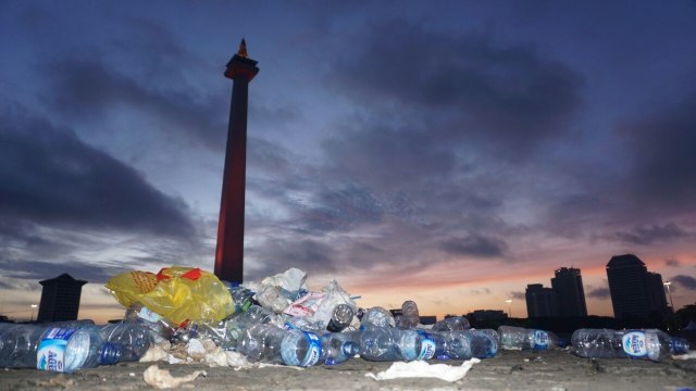 Pengangkutan sampah di Monas. (Foto: Jamal Ramadhan/kumparan)