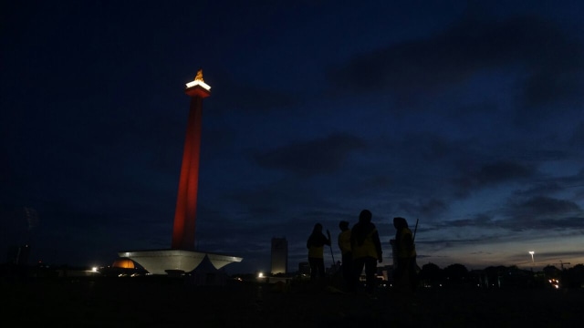 Pengangkutan sampah di Monas. (Foto: Jamal Ramadhan/kumparan)
