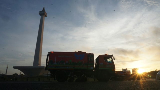 Mobil penyapu bersihkan sampah di Monas. (Foto: Jamal Ramadhan/kumparan)
