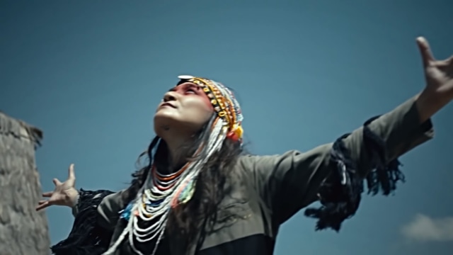 Elda Suryani itu Gila