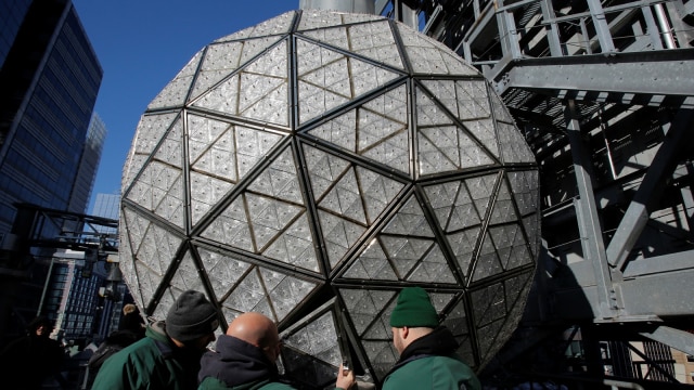 Bola kristal New York (Foto:  REUTERS/Andrew Kelly)