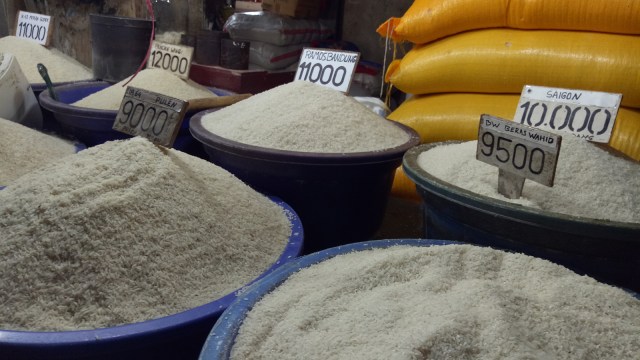 Pedagang beras di pasar tradisional Pasar Minggu. (Foto: Ela Nurlaela/kumparan)