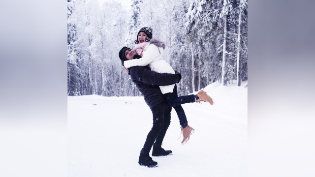 Natasha Rizky Pradita dan Desta di Finlandia. (Foto: Instagram/@natasharizkynew)