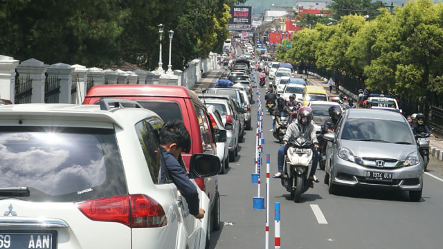 Arah Puncak via Cianjur macet. (Foto: Irfan Adi Saputra/kumparan)