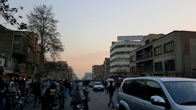 Demonstrasi berlangsung ricuh di Teheran, Iran. (Foto: Social media via Reuters)