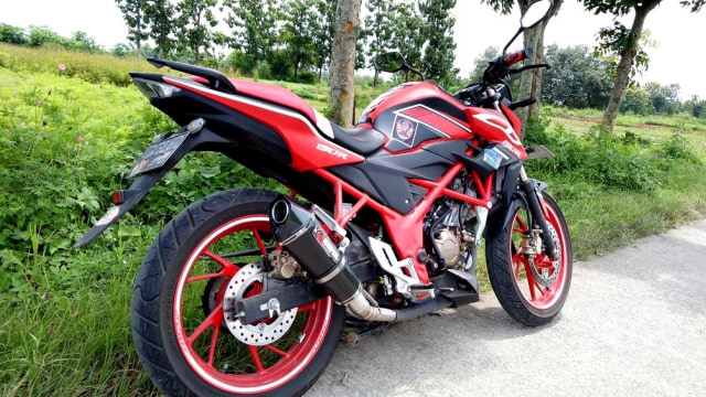 Motor dengan knalpot racing. (Foto: Instagram/@diky_store)