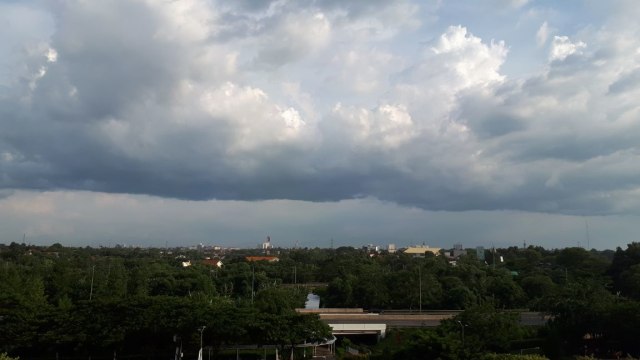 Ilustrasi awan mendung (Foto: Aditia Noviansyah/kumparan)