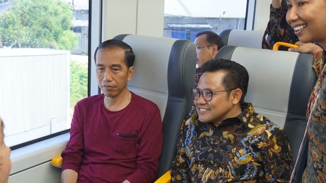 Joko Widodo di dalam kereta Stasiun Bandara (Foto: Yudhistira Amsal/kumparan)
