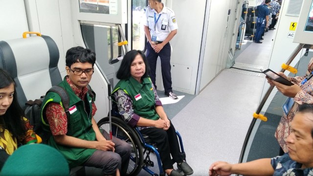 Penumpang difabel di Kereta Bandara (Foto: Selfy Sandra Momongan/kumparan)
