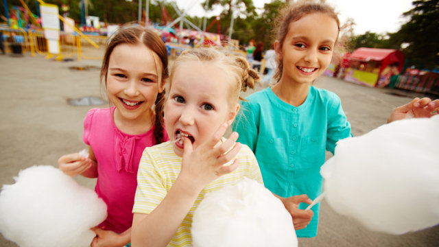 Anak mengonsumsi gula (Foto: Thinkstock)