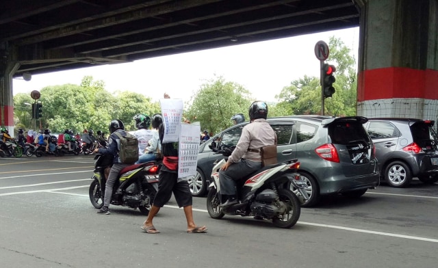 Penjual kalender di bawah Tol Cililitan. (Foto: Resya Firmansyah/kumparan)